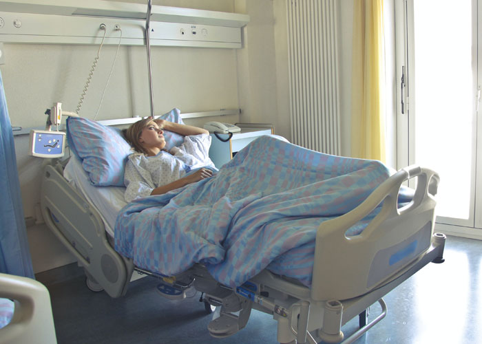 Hochul a hétfői határidő előtt készül az egészségügyi dolgozók hiányára